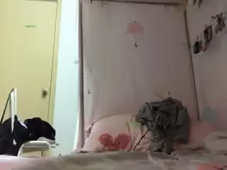 漂亮學生妹在家自拍紫薇視頻用筆自慰到高潮