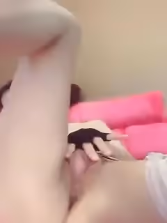 口罩妹子敷黃瓜面膜順便用黃瓜自慰摩擦逼逼出水還很粉嫩誘人很是誘惑喜歡不要錯過第01集