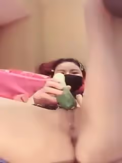 口罩妹子敷黃瓜面膜順便用黃瓜自慰摩擦逼逼出水還很粉嫩誘人很是誘惑喜歡不要錯過第02集
