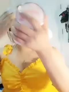 穿著紅肚兜顏值不錯美女主播直播大秀肚子上有個紋身自慰棒插穴自慰很是誘人第02集