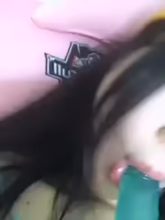 戴著鴨舌帽的年輕嫩妹主播身材苗條木耳粉嫩淫水濕潤十分誘人第02集