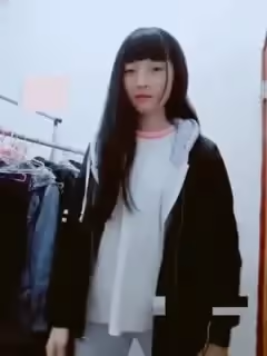 笑得可甜了的學生妹，燦爛的笑容自慰給你看，兩指搞得逼逼爽透了，鏡音奶白淫液不停流出，呻吟聲絕了！