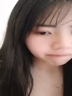 新來的小妹子露臉鏡頭前直播略顯羞澀，第1次玩自己揉捏騷逼，聽狼友的指揮掰開騷逼看特寫，裡面還很粉呢第01集