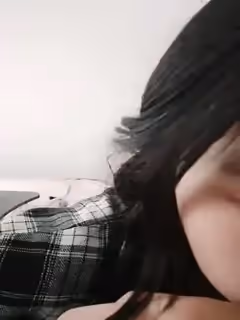新來的小妹子露臉鏡頭前直播略顯羞澀，第1次玩自己揉捏騷逼，聽狼友的指揮掰開騷逼看特寫，裡面還很粉呢第02集