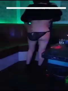 身材樣貌很不錯的性感大胸美女為了拉人氣和母親一起在KTV包廂跳艷舞伺候中年男網友第01集