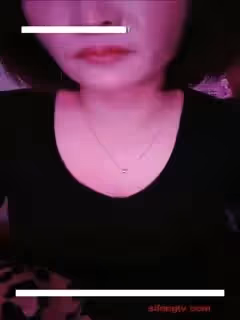 身材樣貌很不錯的性感大胸美女為了拉人氣和母親一起在KTV包廂跳艷舞伺候中年男網友第03集
