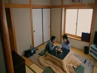 EQ-480コタツの中で蒸れた股間を夫以外の男にくちゅくちゅと弄られこっそり欲情する美熟熟2第01集