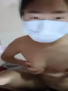 良家少婦在家憋壞了，玩直播補貼家用，鏡頭前很蒙蔽摸著奶子玩逼，網上買了個假陽具第01集