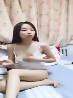 兩個小騷逼露臉鏡頭前直播，玩的挺嗨皮一盆道具玩的真嗨，舔逼摳穴插菊花第03集