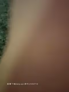 迷人的小騷露臉脫光了拿AV棒自慰騷逼呻吟，穿好包臀裙去戶外玩耍，馬路邊蹲著自慰第05集
