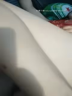 還是那個肚兜少婦露臉天氣不錯外賣玩個車震，露臉雞巴上倒上奶讓她口，車裡激情抽插第06集