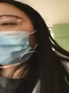 東北小騷你醫院廁所當成家，在公測裡面脫光大秀自慰，露臉奶子大拿著棒棒棒第01集