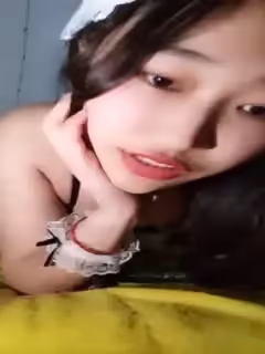 非常可愛的妹子情趣女僕裝扮，露臉黑絲開檔道具小黃瓜自慰騷逼呻吟，跳彈摩擦第09集