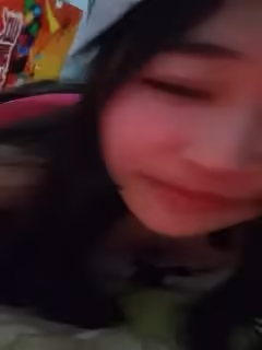 非常可愛的妹子情趣女僕裝扮，露臉黑絲開檔道具小黃瓜自慰騷逼呻吟，跳彈摩擦第11集