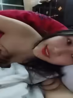 被窩裡的漂亮女人全程露臉直播，只要錢到位立馬起來騷，大奶子小屁股真帶勁第01集