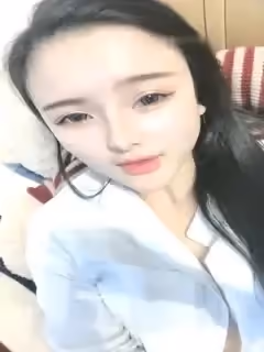 高顏值騷氣妹子【童顏巨乳】白色襯衣塞跳蛋一字馬，跳蛋震動肥逼舔奶頭很是誘惑喜歡不要錯過第05集