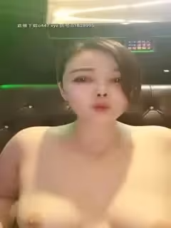 高端會所里的大姐姐沙發上的激情，全程露臉脫光道具自慰，跟大哥啪啪第07集