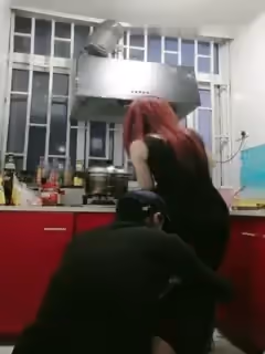 趁大哥不在家嫂子在廚房做飯軟磨硬泡終於把嫂子搞上手無套啪啪最後口爆射精第01集