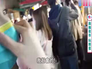 街头轮奸刺激玩弄！跳蛋入穴震颤高潮，被迫打手枪到喷汁