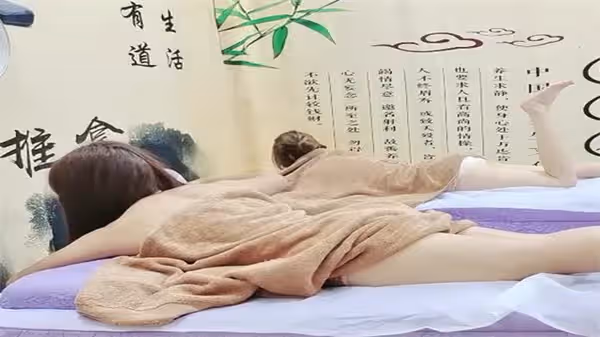 按摩店香艷趣事：膚白貌美大白腿美女激情4P高潮迭起