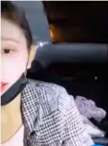 醉態誘人白皙美乳妹，車上與司機激情開搞