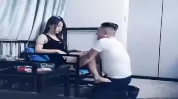 高端外圍新場景！椅子上激情纏綿，濕吻舌纏慾火難耐