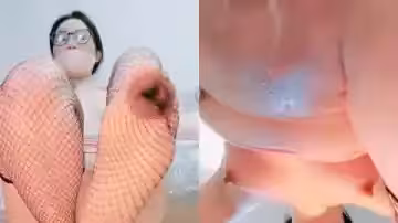 眼鏡OL高跟網襪肥臀痴女 淫叫挑逗玩弄小黃瓜 無毛嫩穴被假屌爆操