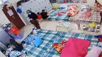 高端沐足店偷拍：極品技師睡前換衣嬉鬧，火辣誘惑讓人血脈賁張！