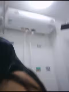 清純文靜少女！坐在馬桶上插穴！道具璃棒進進出出，表情一臉享受，騷穴淫水流出