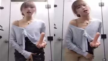 高跟肉絲苗條貧乳痴女公廁露出，淫聲盪語撩騷互動，假屌爆菊自慰高潮噴發
