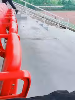 看了秒硬的戶外主播，逼里塞著跳蛋跑到學校操場發騷，跑進男廁露臉全裸大黑牛自慰騷逼，站著尿尿揉奶玩逼第01集