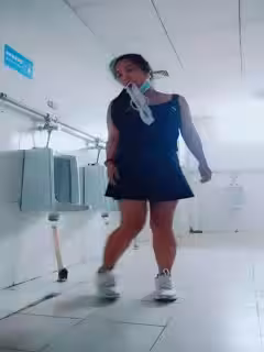 看了秒硬的戶外主播，逼里塞著跳蛋跑到學校操場發騷，跑進男廁露臉全裸大黑牛自慰騷逼，站著尿尿揉奶玩逼第02集