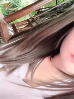 《宅男✅重磅✅福利》高顏妙齡網紅美少女嫩妹京魚兒下海露臉收費私拍奶子堅挺圓大無毛私處極粉公園涼亭紫薇放尿白漿泛濫（1）第03集