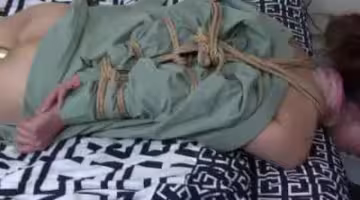【內部流出】國模雨婷制服誘惑遭綁 歹徒假陽具強制插穴 工作室私密拍攝完整版