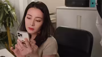 騷浪女上司迪麗熱巴的辦公室激情誘惑