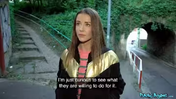 路上用金錢勾引美女