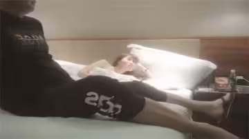 饑渴貧乳苗條小騷貨，深喉口活侍奉狼友，騎乘上位瘋狂扭腰