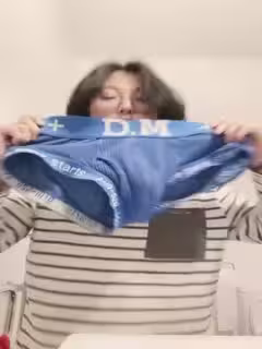 悶騷的良家少婦，全程露臉很有氣質，脫光了尿尿給你看_