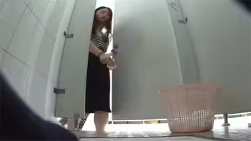 校园女厕偷拍实录：固定视角捕捉学生妹私密春光！