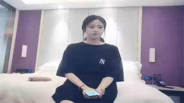極品尋花！文靜高馬尾妹子深喉特寫，硬到忍不住托臀後入狂干