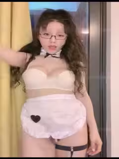 卷髮黑框眼鏡的爆乳尤物，御姐誘惑讓你慾火焚身