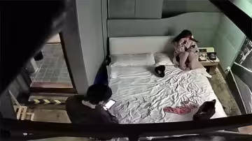 酒店炮房偷拍實錄：精神小伙為女友帶來多套情趣內衣絲襪換裝激情大戰