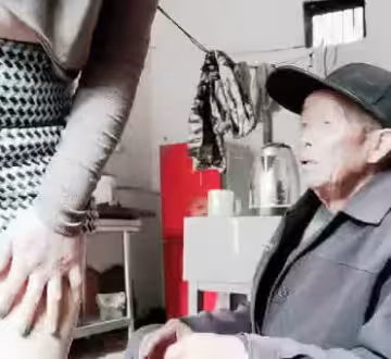 燕姐戶外真實進村勾引老頭打炮正好撞見老頭的孫子直接玩3P