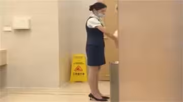 極品空姐機場廁所偷拍，絲襪高跟氣質美女全露誘惑