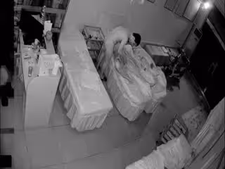 【按摩店攝像頭破解偸拍】中年夫妻半夜性生活激情不怕把孩子吵醒...