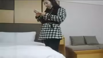利哥探花妹子皮膚白皙跪下來舔雞巴