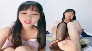 鄰家小嫩妹甜甜圈穿著超可愛的小裙子自慰給你看