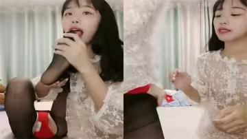 兩個淫蕩的女優在挑逗挑逗，相互撫摸親吻呻吟迷人