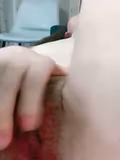 肥唇粉穴短髮網紅美女！新人下海自慰！懟著鏡頭瘋狂揉穴