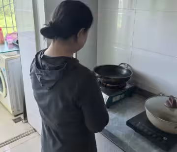 海角社區.讓姐姐給我吃好幾天沒洗的雞吧把姐姐給噁心後操了她